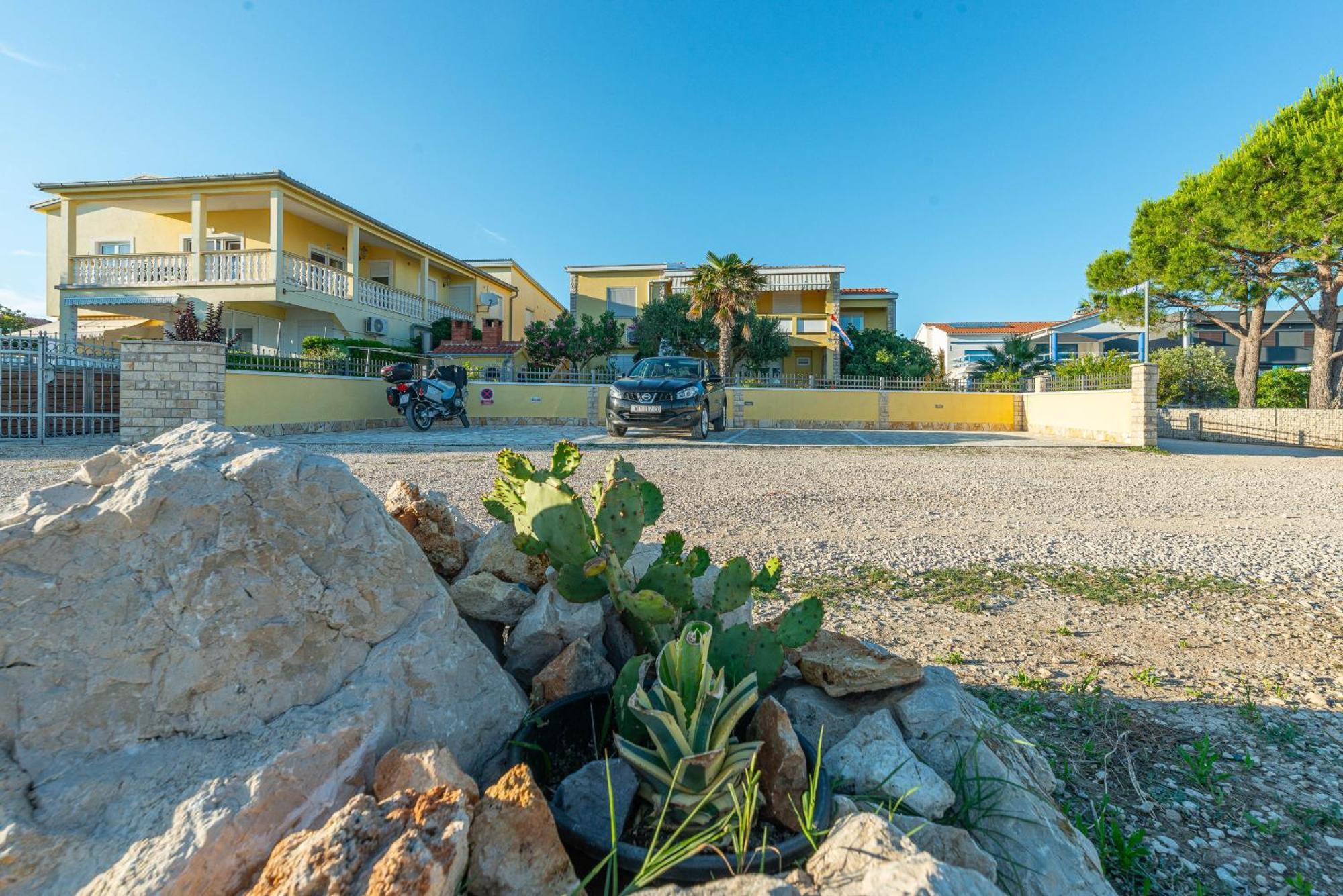 Apartment House Inga Vir Exterior photo